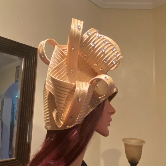 NWT SUSANNA GOLD ADORNED WITH RHINESTONES AND DESIGN ON SIDE - Picture 2 of 10